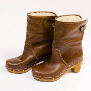 Like new UGG Lynnea clog in brown leather size 6